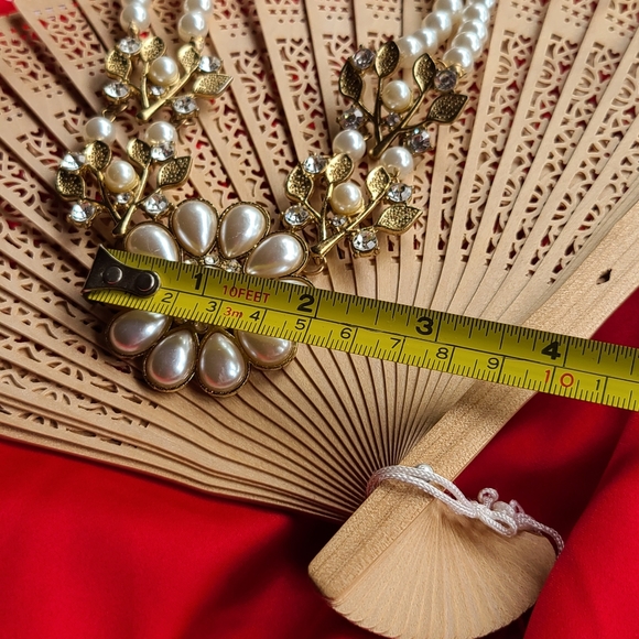 Elegant Pearl and Gold Floral Necklace Kids Necklace - Picture 3 of 9